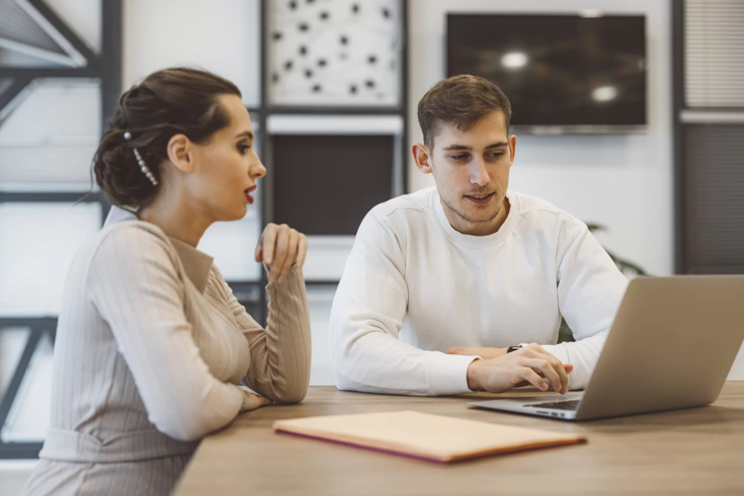 Réunion, homme et femme qui discutent, ordinateur, France VAE, Centre de Conseil VAE